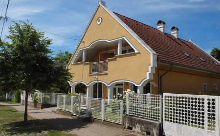 Sárga Rózsa Apartmanház Balatongyörök