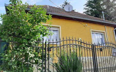 Sárga Ház A Kék Úton Becske