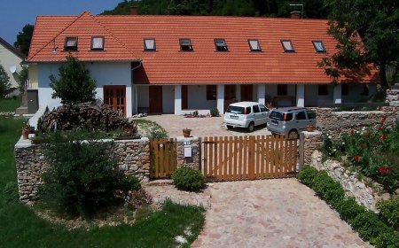 Bakonyi Apartmanház Mókus Vendéglő Eplény