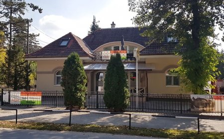 The Corner House Panzió Tata