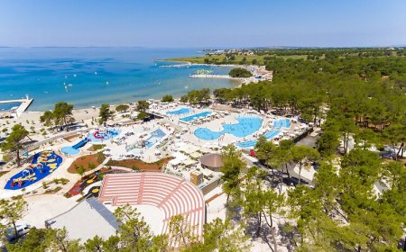 Royaluxs Hotel Resort Nin