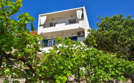 Apartments Nina & Mili Igrane