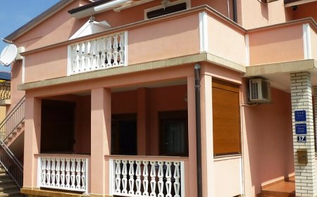 Apartments Pjer-comfortable apartments on quiet location Starigrad Paklenica