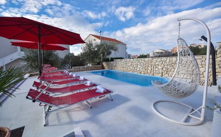 Apartmanok és Szobák Medencével Novalja, Pag - 9334 Novalja