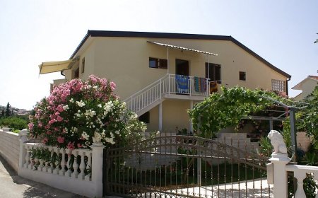 Apartmanok Parkolóhellyel Rogoznica - 4218