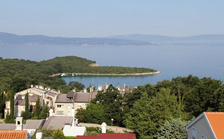 Apartmanok és Szobák Parkolóhellyel Njivice, Krk - 5458 Njivice