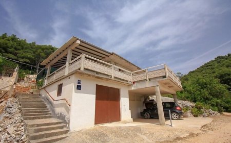 Robinson House Dionis Bogomolje