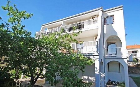 Apartmanok Parkolóhellyel Banjol, Rab - 11381 Banjol