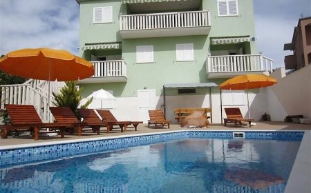 Apartmanok Családok Részére Medencével Okrug Gornji, Ciovo - 5218 Okrug Gornji