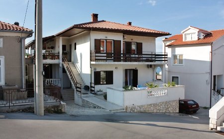 Apartmanok és Szobák Parkolóhellyel Vrbnik, Krk - 5301 Vrbnik