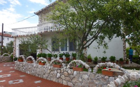 Apartments MATOŠ-near pebble beach "Pisak" Seline