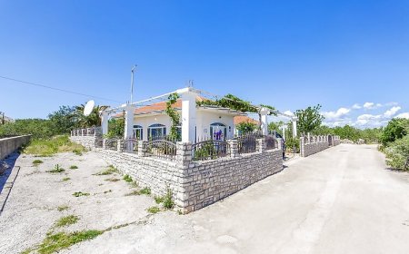 House Mladen Grohote