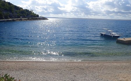 Apartments NIL-quiet location and 30 m from pebble beach Tribanj