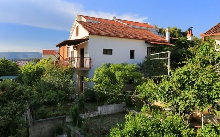 Apartmanok Parkolóhellyel Okrug Gornji, Ciovo - 1107 Okrug Gornji