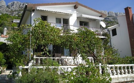 Apartmanok Parkolóhellyel Pisak, Omis - 1009 Pisak