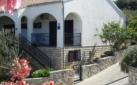 Apartments Vlatko Stomorska