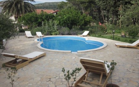 Apartmanok Családok Részére Medencével Mundanije, Rab - 5076 Mundanije