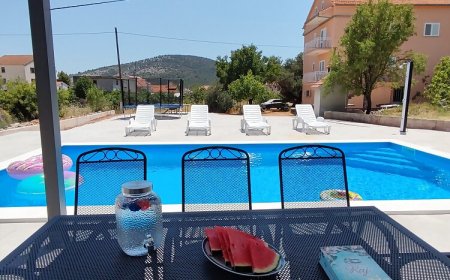 Apartmanok Családok Részére Medencével Vinisce, Trogir - 12676 Vinišće