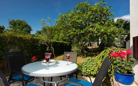 Apartmanok és Szobák Parkolóhellyel Njivice, Krk - 17010 Njivice