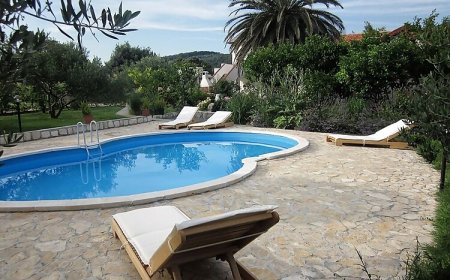 Apartmanok Családok Részére Medencével Mundanije, Rab - 5072 Mundanije