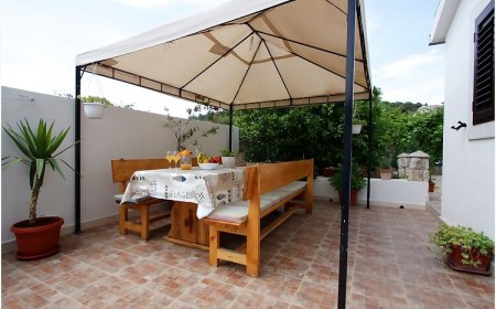 Apartmanok Parkolóhellyel Sutivan, Brac - 2842 Sutivan