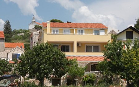 Apartmanok Parkolóhellyel Murter - 5100