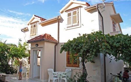 Apartmanok Parkolóhellyel Supetar, Brac - 6037 Supetar