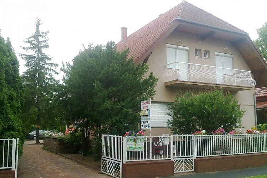 Pávics Apartmanház Balatonboglár