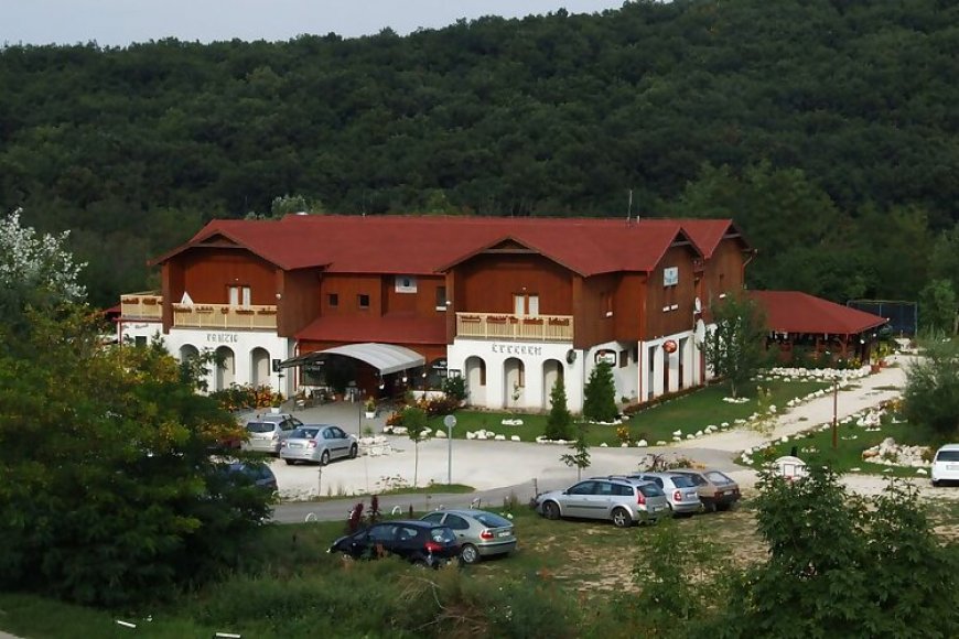 Pollushof Panzió és Étterem Csolnok