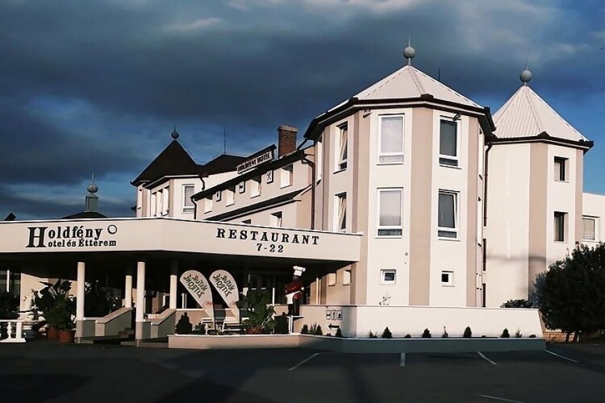 Holdfény Hotel Étterem Forró