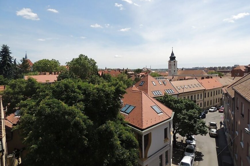 Alkotmány Corner Pécs