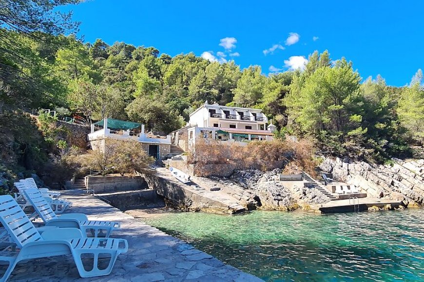 Apartments On the beach Bogomolje