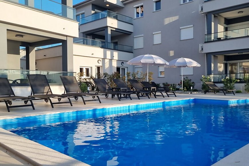 Luxury apartments with pool Punta Šilo