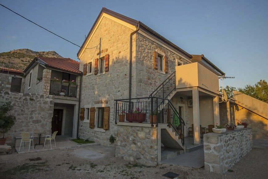 Apartments PUNTA-in the stone house Starigrad Paklenica