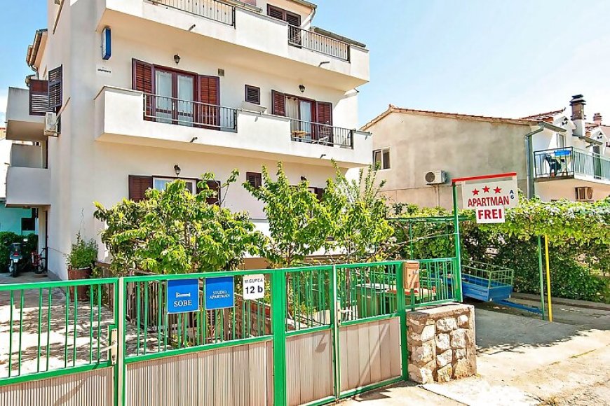 Apartment and Rooms SaNja Vodice