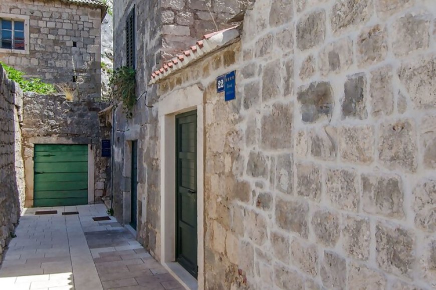 Apartments Mira Omis