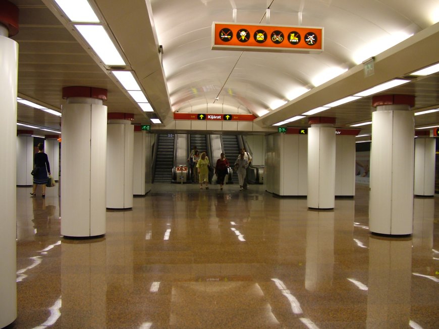 Kossuth Lajos tér metróállomás