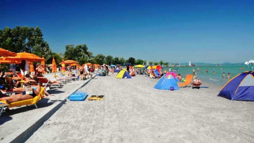 Balatonlelle homokos strandja családokkal