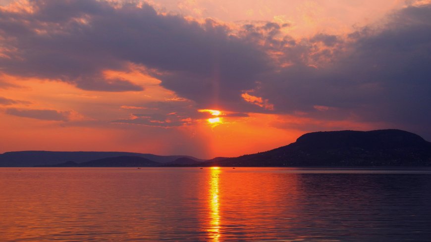 Naplemente a Balaton felett romantikus hangulatban